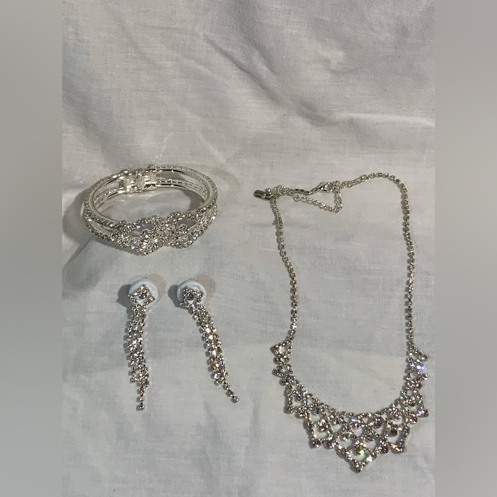 Elegant Silver Jewelry Set